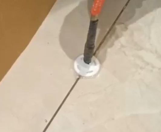 闻喜瓷砖空鼓维修公司专业解答瓷砖在铺贴过程中，如果没有涂抹均匀到位的粘结材料（如水泥砂浆或瓷砖胶），可能会导致以下问题