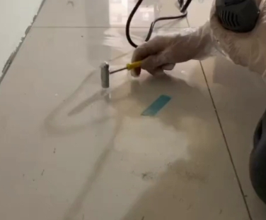 闻喜瓷砖开裂维修公司专业分享瓷砖在铺贴前如果没有沥干水分，将会导致以下问题